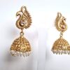20260529_190132 Brinco indiano Jhumka dourado com pérolas de festa com design de pavão