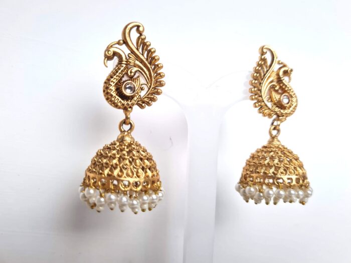 20260529_190132 Brinco indiano Jhumka dourado com pérolas de festa com design de pavão