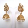 20260529_190136 Brinco indiano Jhumka dourado com pérolas de festa com design de pavão