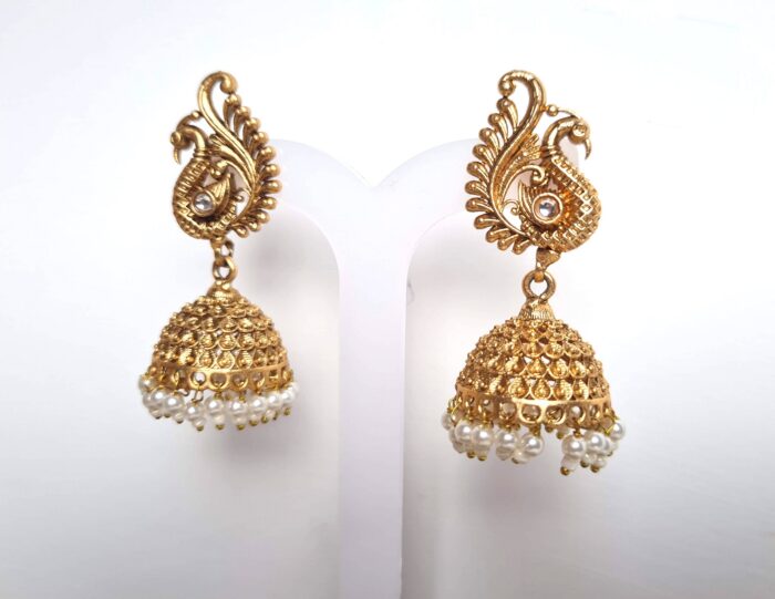20260529_190136 Brinco indiano Jhumka dourado com pérolas de festa com design de pavão