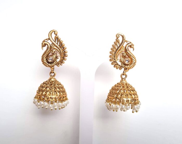 20260529_190141 Brinco indiano Jhumka dourado com pérolas de festa com design de pavão