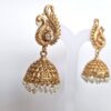 20260529_190154 Brinco indiano Jhumka dourado com pérolas de festa com design de pavão