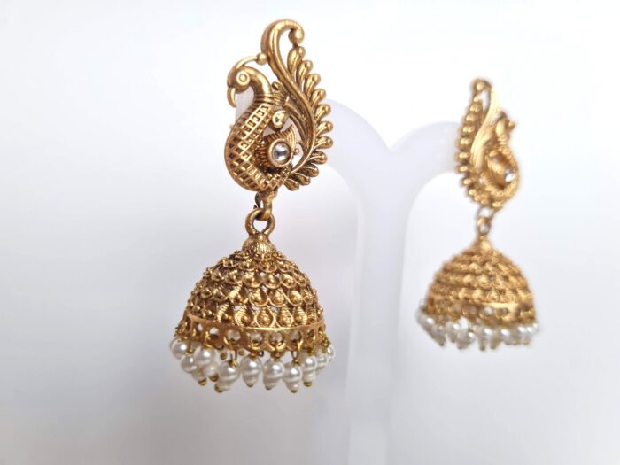 20260529_190154 Brinco indiano Jhumka dourado com pérolas de festa com design de pavão