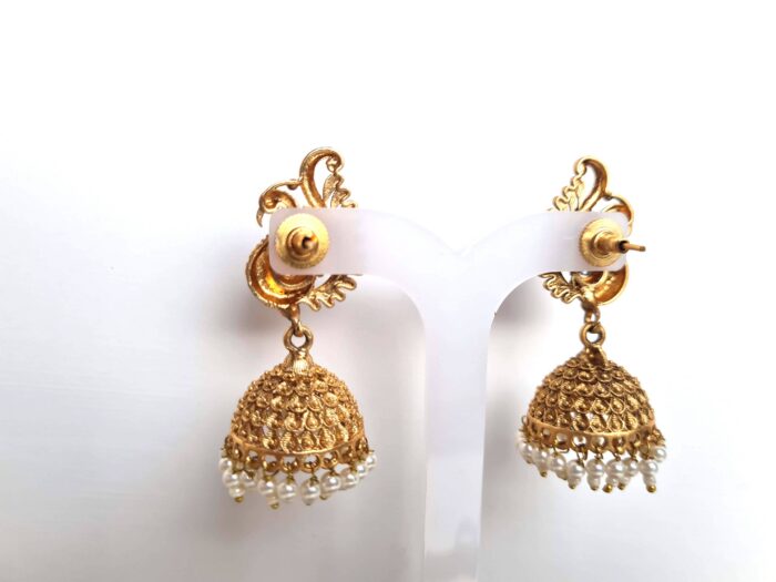 20260529_190206 Brinco indiano Jhumka dourado com pérolas de festa com design de pavão