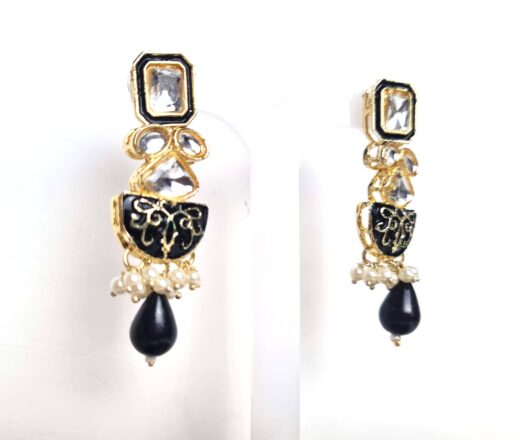 Brinco indiano dourado e preto com micro pérolas e arabesco no design