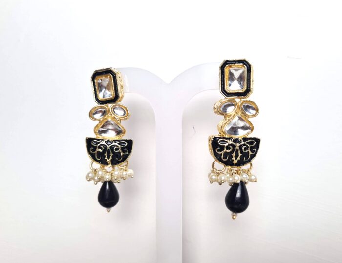 20260529_191459 Brinco indiano dourado e preto com micro pérolas e arabesco no design