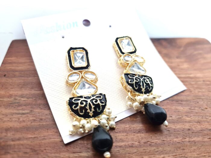 20260529_191602 Brinco indiano dourado e preto com micro pérolas e arabesco no design