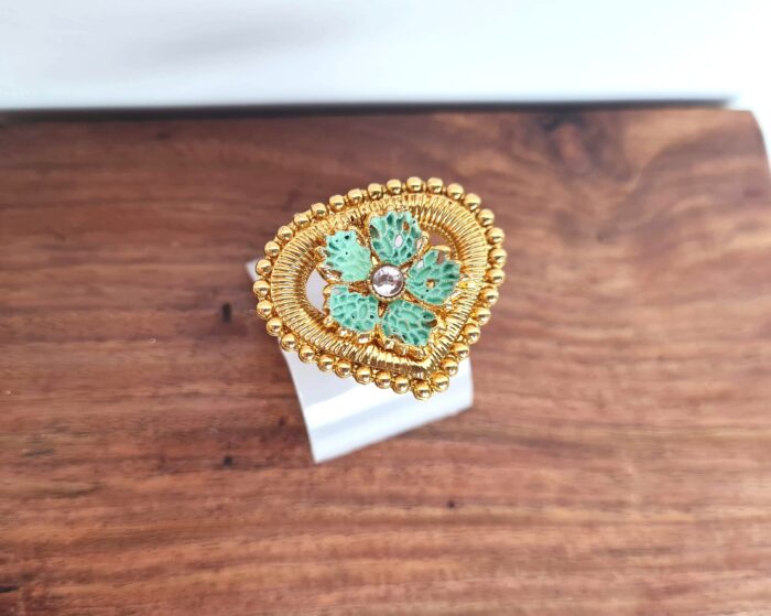 Anel indiano de festa dourado design coração verde com pedras