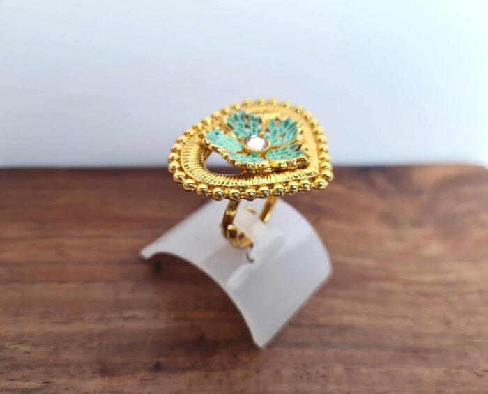 anel indiano de festa dourado com design floral e detalhes em verde