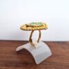 Anel indiano de festa dourado design coração verde com pedras