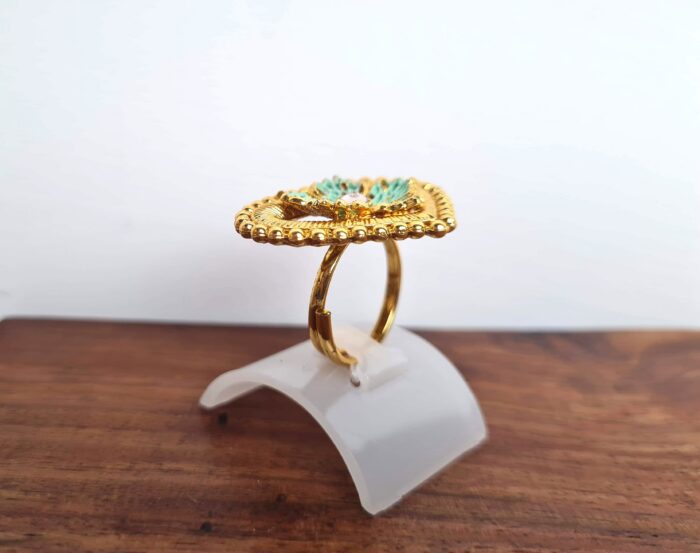 Anel indiano de festa dourado design coração verde com pedras