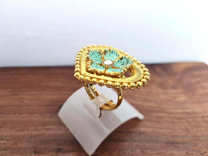 Anel indiano de festa dourado design coração verde com pedras