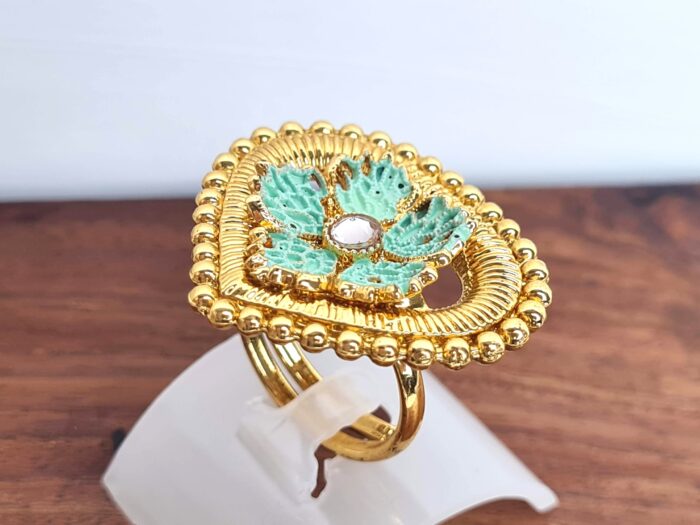 Anel indiano de festa dourado design coração verde com pedras