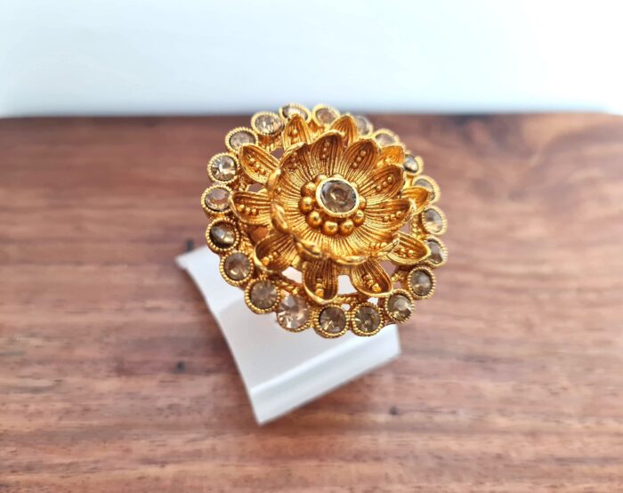 Anel indiano de festa dourado design floral com pedras âmbar