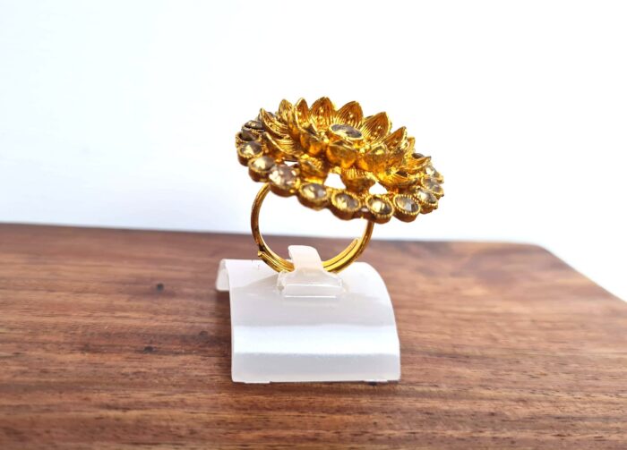 Anel indiano de festa dourado design floral com pedras âmbar