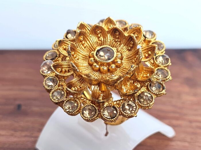 Anel indiano de festa dourado design floral com pedras âmbar