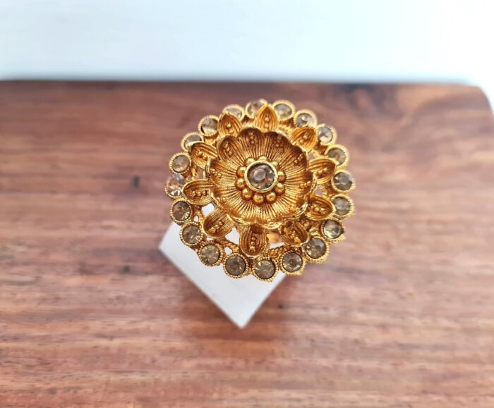 Anel indiano de festa dourado design floral com pedras âmbar