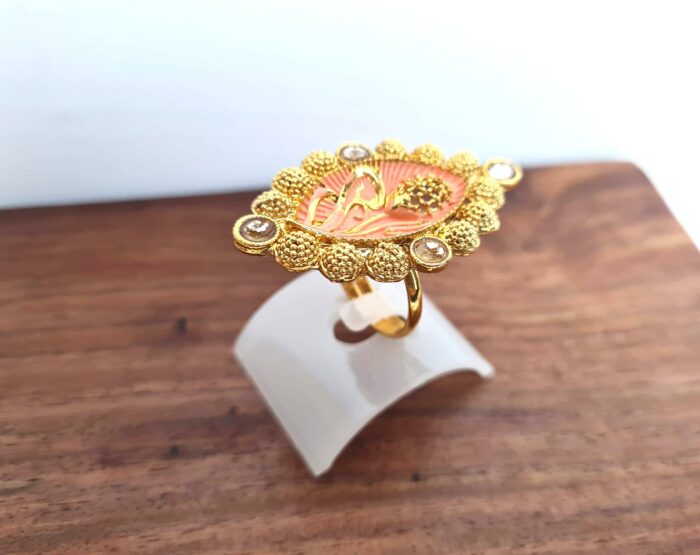 Anel indiano de festa dourado design floral rosé com pedras