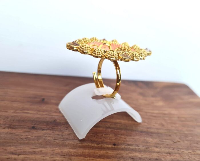 Anel indiano de festa dourado design floral rosé com pedras