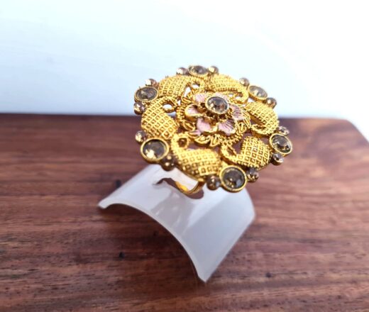 20260529_192219 Anel indiano de festa dourado e rosa design floral com pedras âmbar