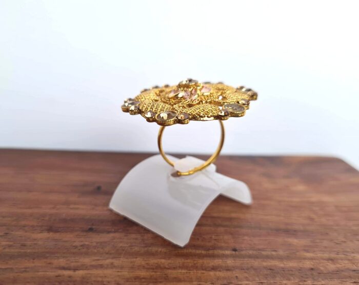 Anel indiano de festa dourado e rosa design floral com pedras âmbar