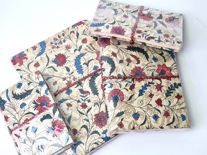Kit com 4 cadernos indianos artesanais estampa floral de tecido