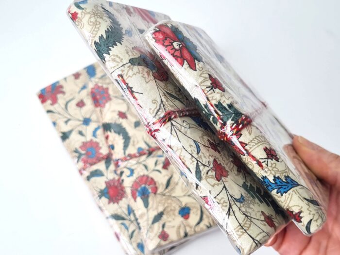 Kit com 4 cadernos indianos artesanais estampa floral de tecido