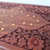 Caixa indiana decorativa em madeira com entalhes e marchetaria em bronze GG
