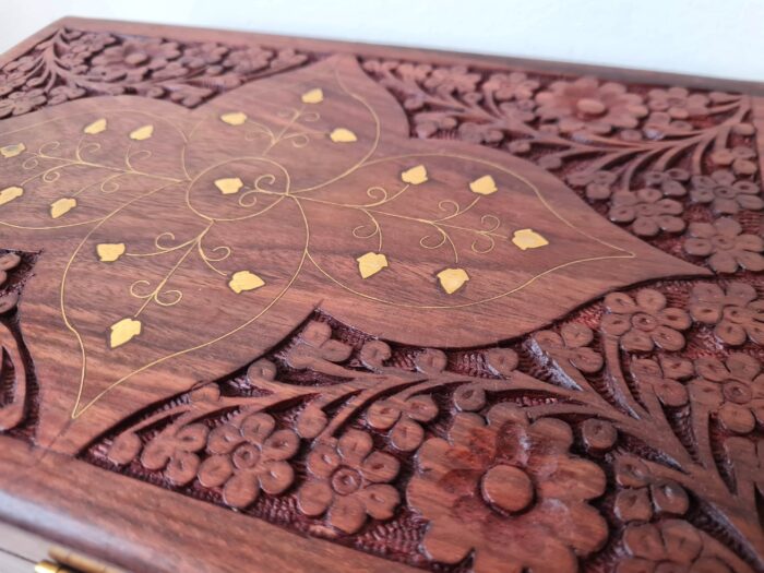 Caixa indiana decorativa em madeira com entalhes e marchetaria em bronze GG