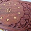 Caixa indiana decorativa em madeira com entalhes e marchetaria em bronze G