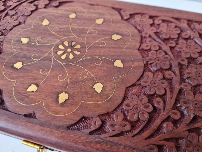 Caixa indiana decorativa em madeira com entalhes e marchetaria em bronze G