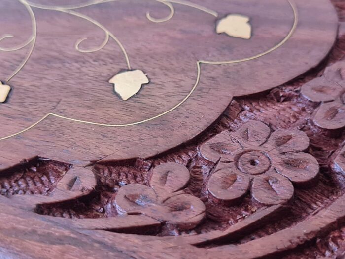 Caixa indiana decorativa em madeira com entalhes e marchetaria em bronze G