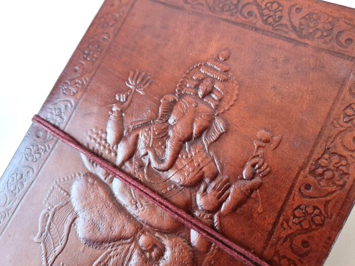Cadernos indianos artesanais de couro com imagem de Ganesha