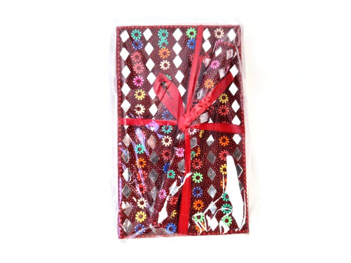 caderno indiano com caneta de miçangas feito na Índia vermelho