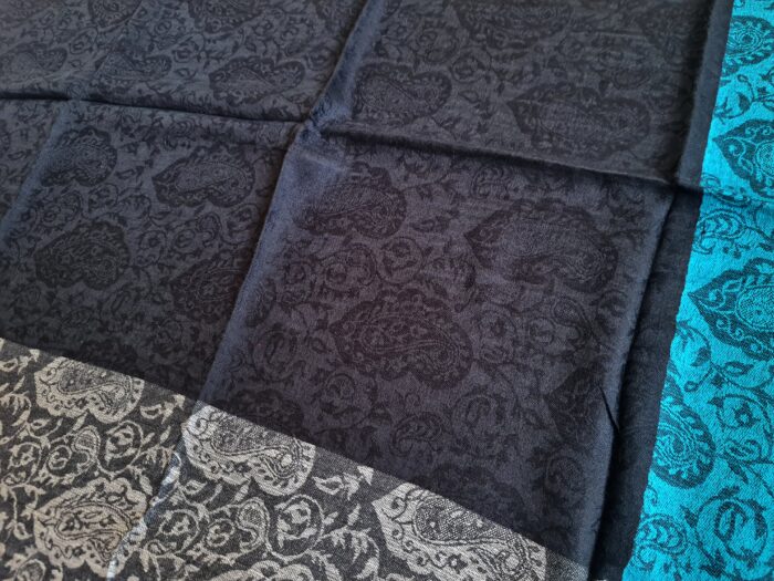 Pashimina indiana de cashmere estampa em preto e azul