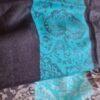 Pashimina indiana de cashmere estampa em preto e azul