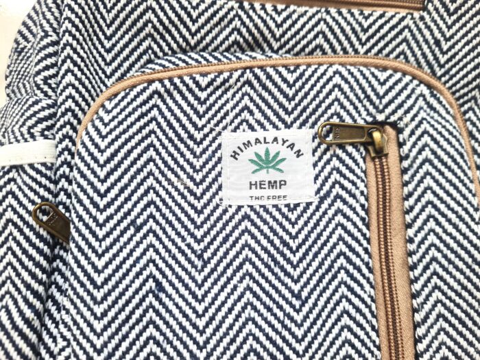 20260730_111730 Mochila 100% Hemp fibra natural design Chevron PB e caramelo