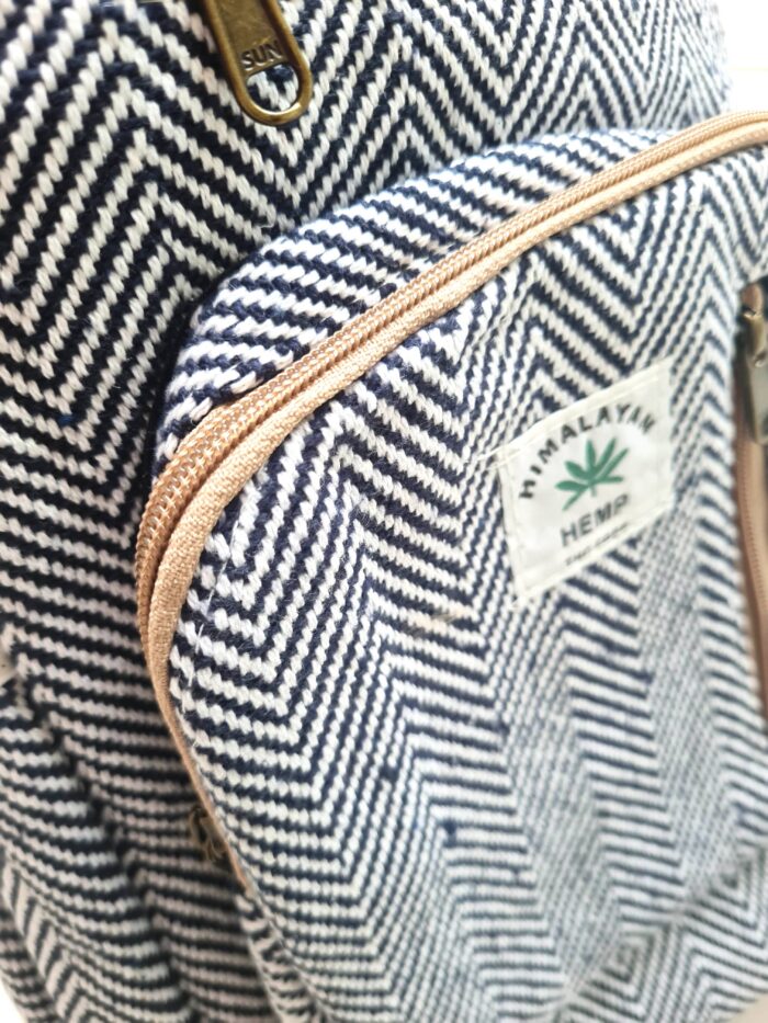 20260730_111831 Mochila 100% Hemp fibra natural design Chevron PB e caramelo