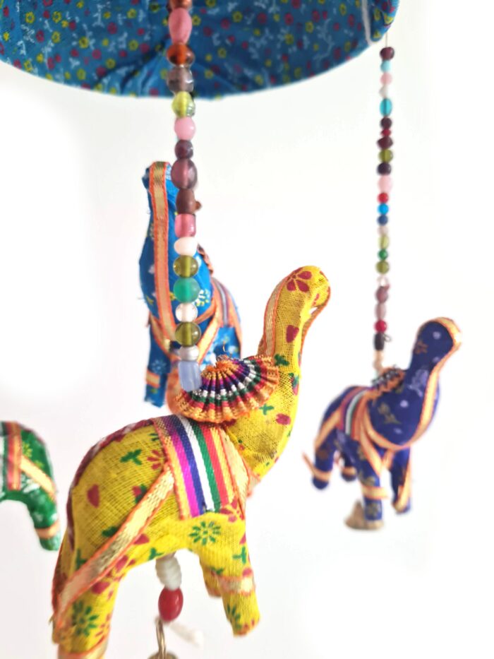 Móbile indiano de cúpula Azul claro com 5 elefantes coloridos