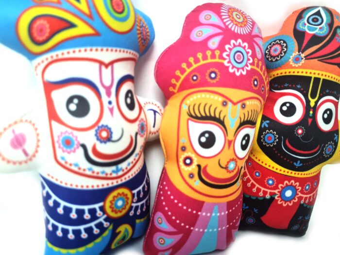 Bonecos dos irmãos Balarama, Subhadra e Jagannath de tecido 20cm