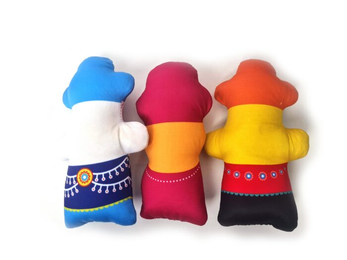 Bonecos dos irmãos Balarama, Subhadra e Jagannath de tecido 20cm