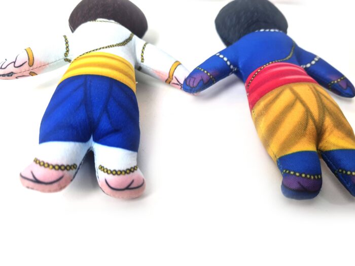 Bonecos dos irmãos Krishna e Balarama de tecido 20cm