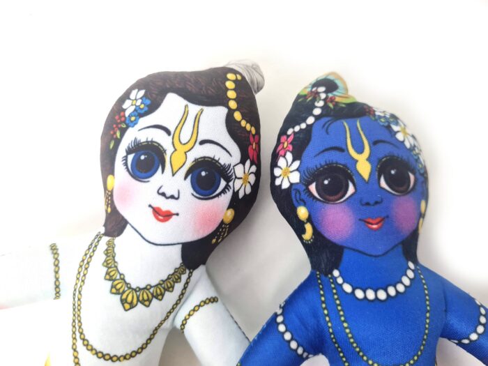 Bonecos dos irmãos Krishna e Balarama de tecido 20cm