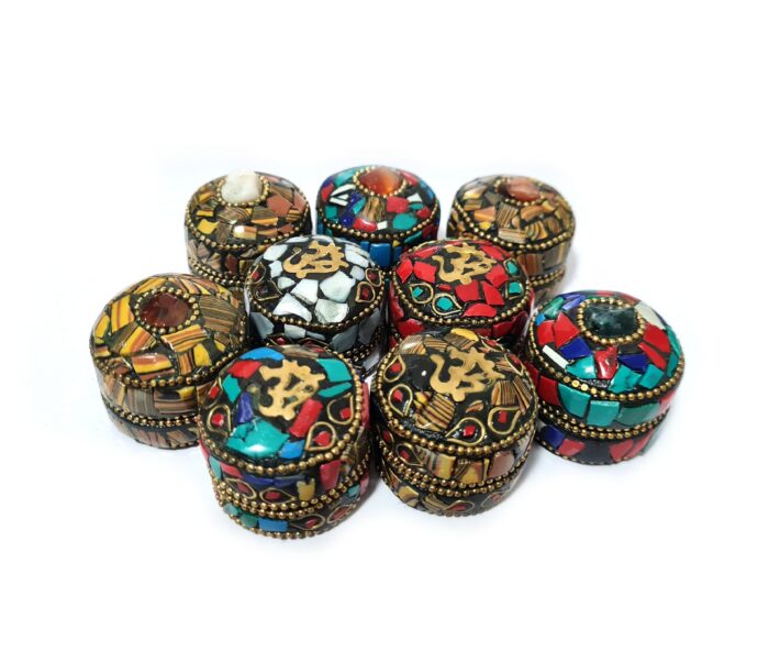 Miniatura de potinhos indianos decorativos de resina com pedras e metais