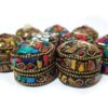 Miniatura de potinhos indianos decorativos de resina com pedras e metais