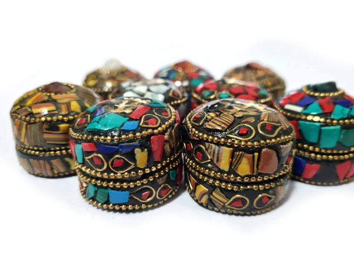 Miniatura de potinhos indianos decorativos de resina com pedras e metais