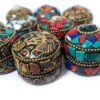 Miniatura de potinhos indianos decorativos de resina com pedras e metais