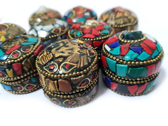 Miniatura de potinhos indianos decorativos de resina com pedras e metais