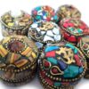 Miniatura de potinhos indianos decorativos de resina com pedras e metais