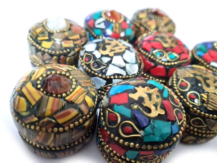 Miniatura de potinhos indianos decorativos de resina com pedras e metais
